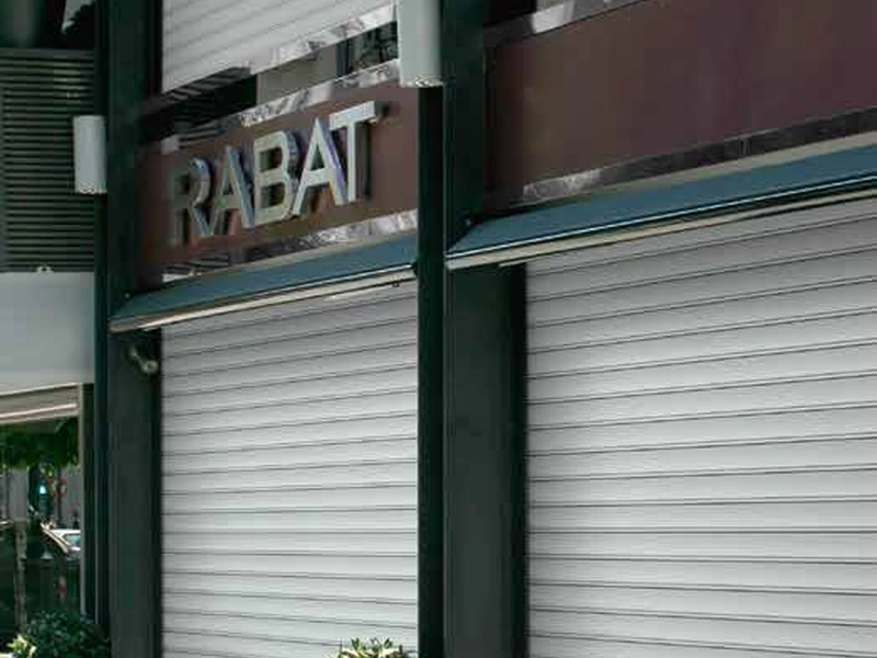 Cierres enrollables instalados en un comercio