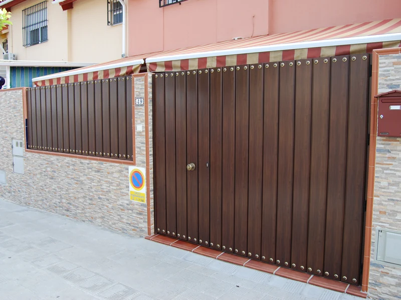 Puerta residencial de aluminio instalada en una vivienda